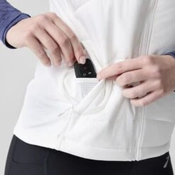 BROOKS Women's Shield Hybrid Vest 3.0 (100 - White) 8 BROOKS Women's Shield Hybrid Vest 3.0 (100 - White) -TCRunning Shop 221695 100 d1 shield hybrid vest 3 womens running jacket