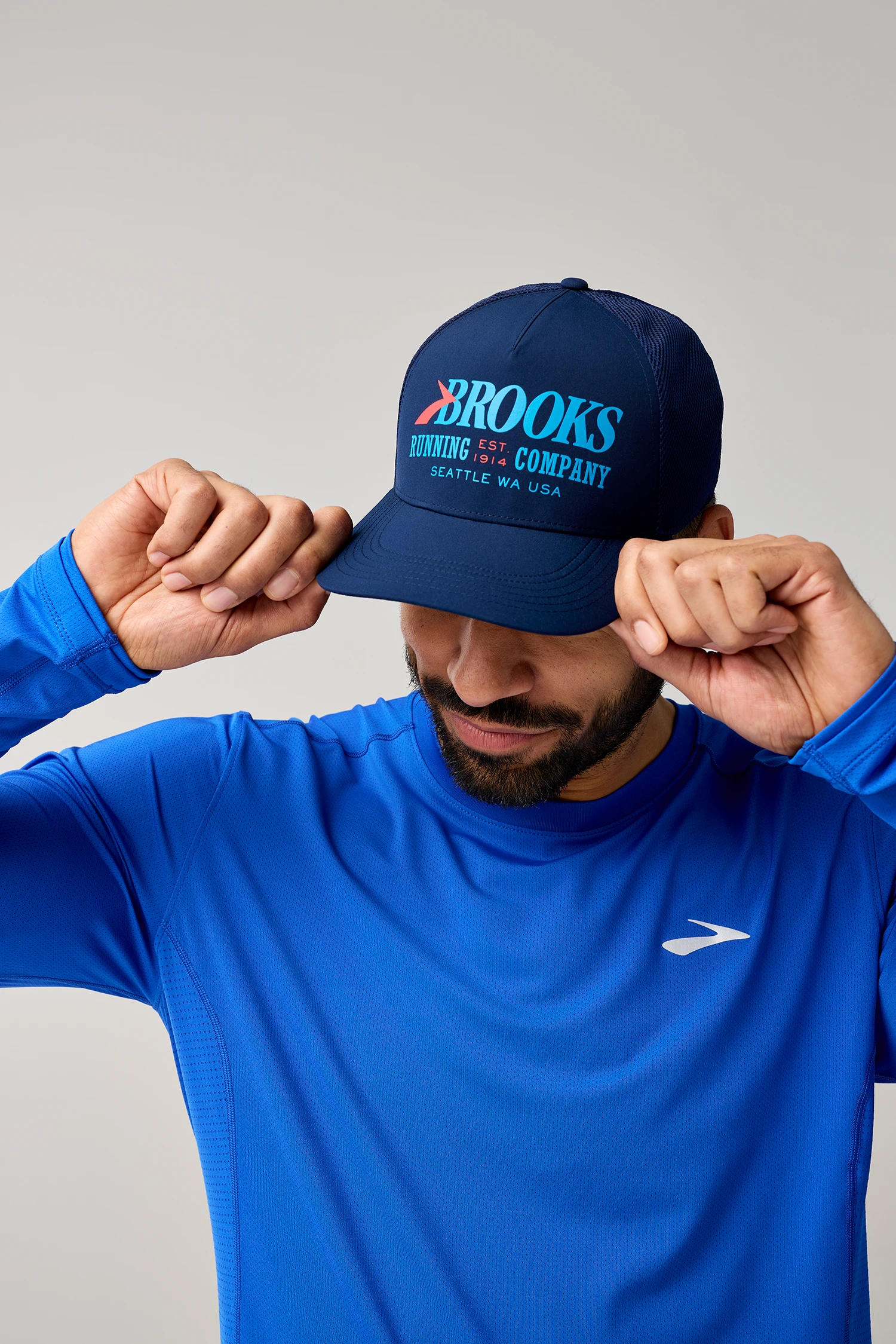 Brooks Surge Trucker Hat - Navy Performance Running Cap 3 Brooks Surge Trucker Hat - Navy Performance Running Cap - Image 3