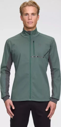 Men's Jacket Mobility (Dark Forest) -TCRunning Shop 7334 333973 53750 Model 1 original 600x600 2x 1b4d5a88 ff06 4f94 9e25 4207bb784900