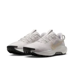 Nike Men’s React Pegasus Trail 5 (008 - Vast Grey/Sanddrift-Summit White-Black) -TCRunning Shop AURORA DV3864 008 PHCFH001 2000
