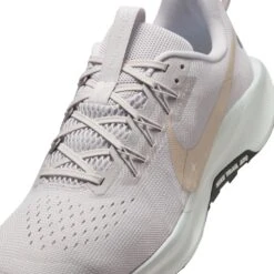 Nike Men’s React Pegasus Trail 5 (008 - Vast Grey/Sanddrift-Summit White-Black) -TCRunning Shop AURORA DV3864 008 PHSYD001 2000