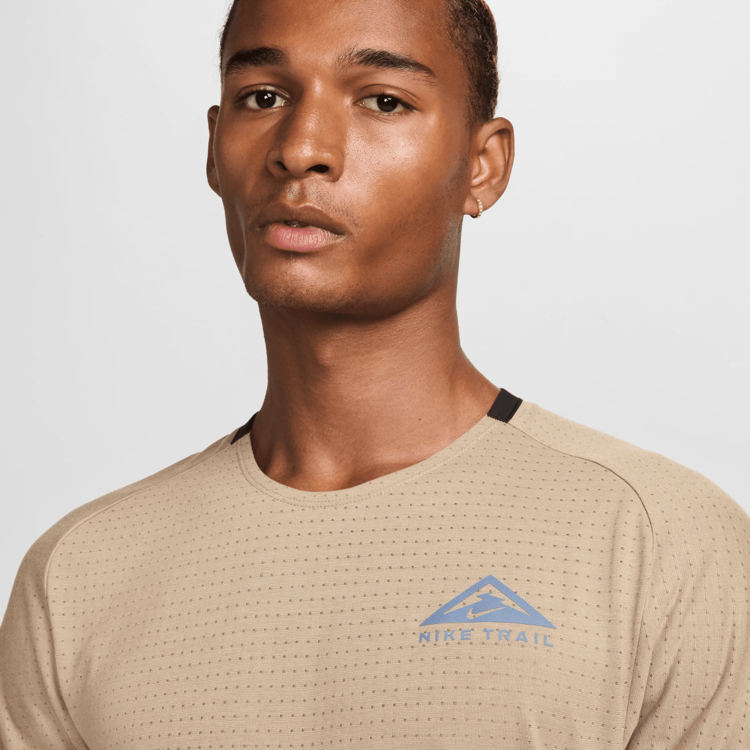 Nike Men's Dri-FIT Trail Solar Chase Short-Sleeve Running Top 3 Nike Men's Dri-FIT Trail Solar Chase Short-Sleeve Running Top - Image 3