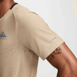 Nike Men's Dri-FIT Trail Solar Chase Short-Sleeve Running Top 11 Nike Men's Dri-FIT Trail Solar Chase Short-Sleeve Running Top -TCRunning Shop AURORA DV9305 247 PHSYM003 2000