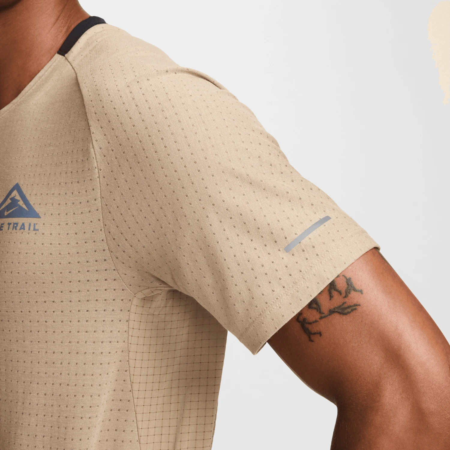 Nike Men's Dri-FIT Trail Solar Chase Short-Sleeve Running Top 4 Nike Men's Dri-FIT Trail Solar Chase Short-Sleeve Running Top - Image 4