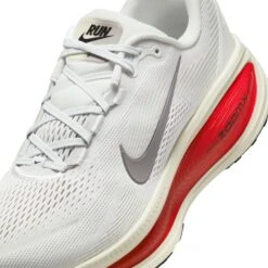 Nike Men’s Vomero 18 (001 - Platinum Tint/Metallic Pewter-Siren Red) 15 Nike Men’s Vomero 18 (001 - Platinum Tint/Metallic Pewter-Siren Red) -TCRunning Shop AURORA HM6803 001 PHSYD001 2000