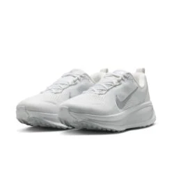 Nike Women's Vomero 18 (104 - White/Metallic Silver-Photon Dust) -TCRunning Shop AURORA HM6804 104 PHCFH001 2000