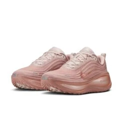 Nike Women's Vomero Plus (601 - Particle Pink/Mtlc Rose Gold-Silt Red) -TCRunning Shop AURORA HV8154 601 PHCFH001 2000