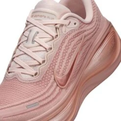 Nike Women's Vomero Plus (601 - Particle Pink/Mtlc Rose Gold-Silt Red) -TCRunning Shop AURORA HV8154 601 PHSYD001 2000