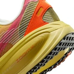 Nike Men's Vomero 18 SE (Multi-Color/Clear-Vivid Sulphur) 13 Nike Men's Vomero 18 SE (Multi-Color/Clear-Vivid Sulphur) -TCRunning Shop AURORA IH3576 999 PHSYD002 2000