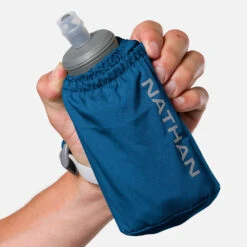 Nathan Pinnacle Soft Flask Handheld 18oz - Sailor Blue/Reflective Silver -TCRunning Shop NS70700 60464 Pinnacle 18ozSoftFlask onBody 1 1000x cdc094ce a15b 476f b6ae 0b38d0edff89