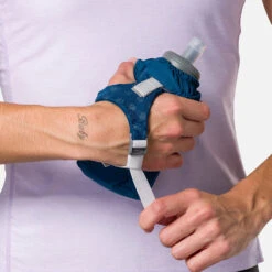 Nathan Pinnacle Soft Flask Handheld 18oz - Sailor Blue/Reflective Silver -TCRunning Shop NS70700 60464 Pinnacle 18ozSoftFlask onBody 4 1000x d2c1aff9 9e7e 4848 84a0 145a23470053