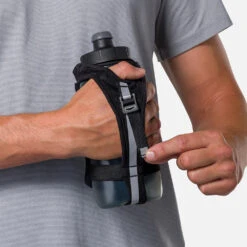 Nathan SpeedDraw 2 Flask 22oz - Handheld Running Hydration -TCRunning Shop NS70820 00010 SpeedDraw2 22ozFlask onBody 5 1000x 3d115546 a3dd 4fc5 a96f 8a1b2fd040c7