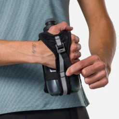 Nathan SpeedDraw 2 Handheld Flask 18oz (Black/Reflective Silver) -TCRunning Shop NS70840 00010 SpeedDraw2 18ozFlask onBody 5 1000x c533bdd0 53ee 454f b0bf 753e67c92770